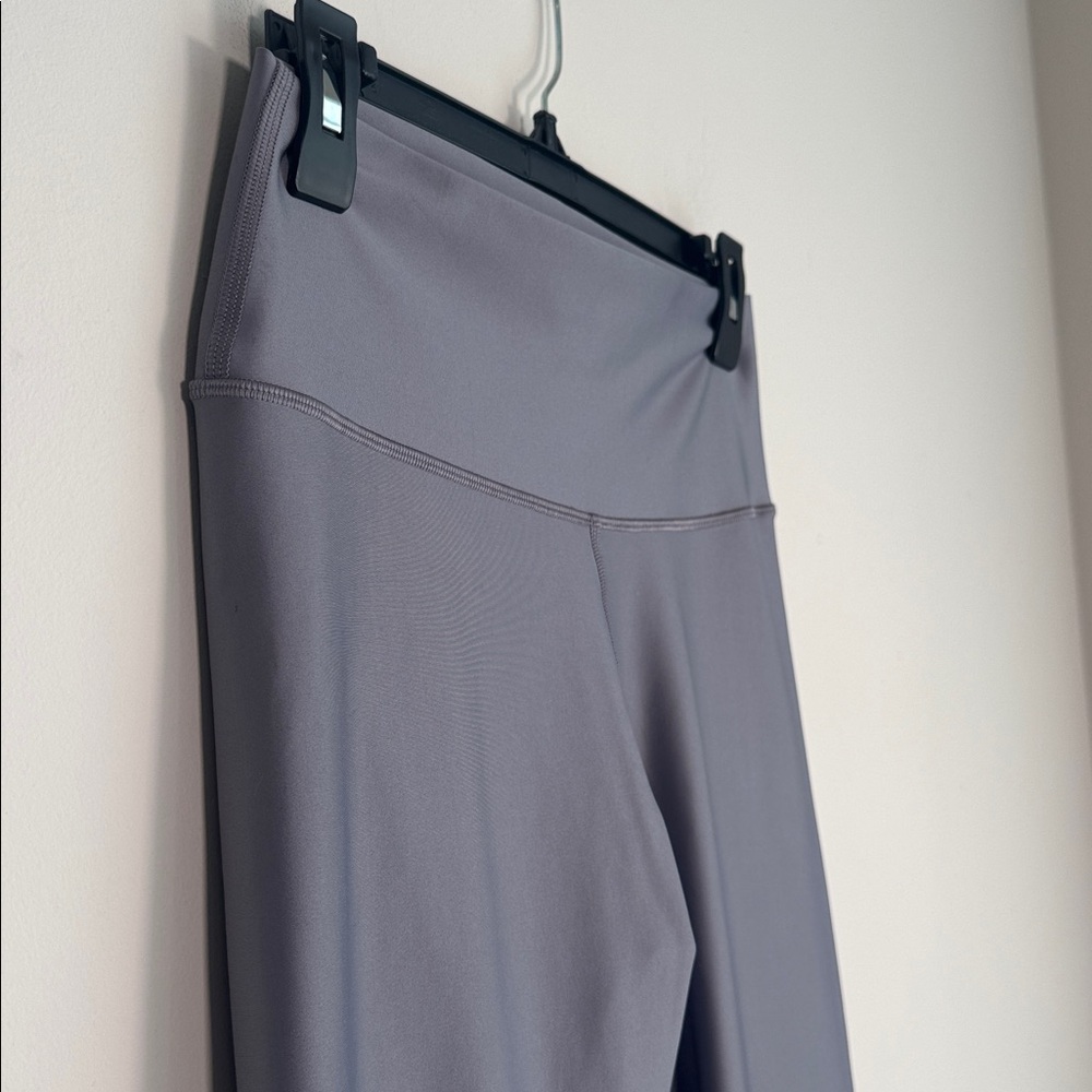 ALO Yoga Airlift High-Waist Leggings in Fog - L - Picture 4 of 6